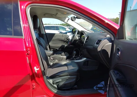 2019 Jeep Compass Latitude 4X4 z USA, uszkodzony, nr VIN 3C4NJDBB9KT713722